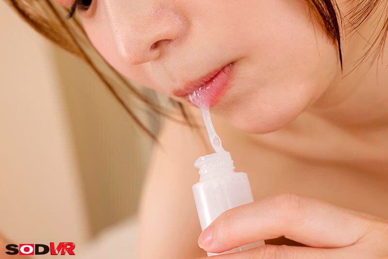 口内射精したザーメンを容器に入れる