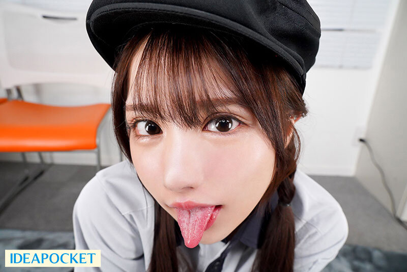 佐々木さきがベロチュー