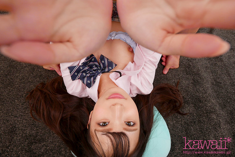 天音ゆいが顔面に手を当てる