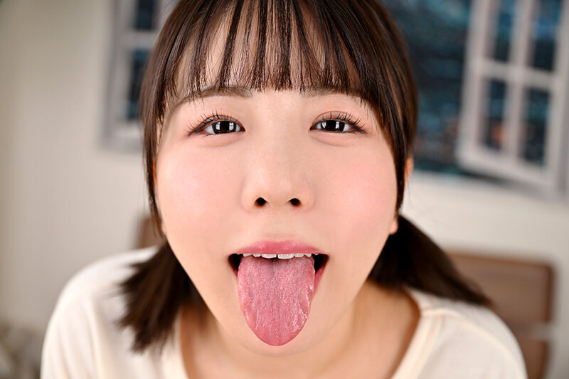 舌を出して絡ませるキスをせがむ妹