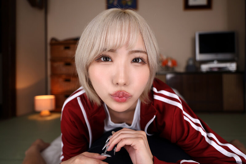 可愛いギャル顔を見せながらのキス
