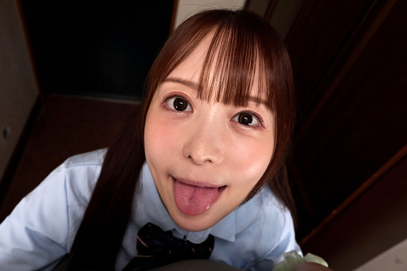 大きな瞳で見つめながらベロチュー