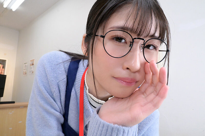 メガネをかけた顔が可愛いけどエロい