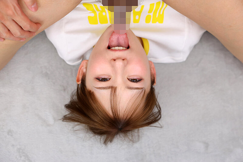 寝ころびながらチ〇ポを舐める寝フェラ